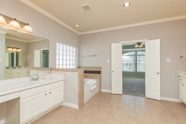 Building Photo - 10126 Holly Chase Dr