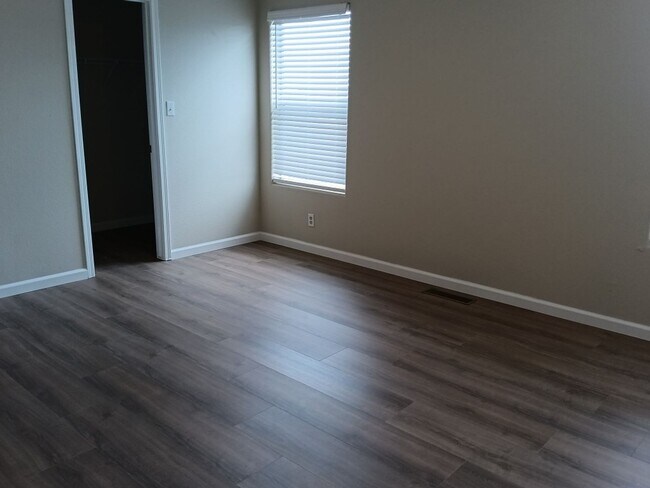 Building Photo - Stunning 4-bedroom, 2.5-bathroom home in R...