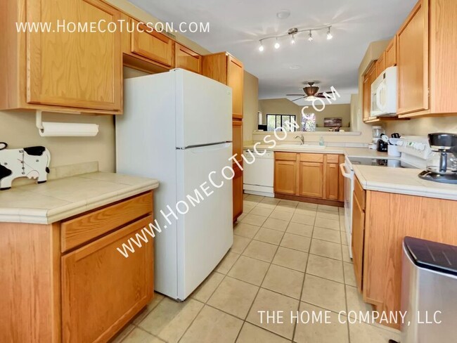 Building Photo - Short Term Furnished Foothills Condo 5675 N Camino Esplendora-2211