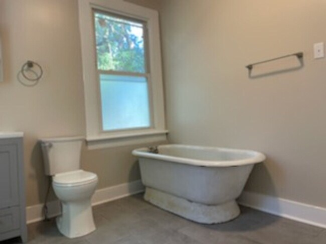 Building Photo - For Rent – Historic 3 Bed, 2 Bath Home Jus...