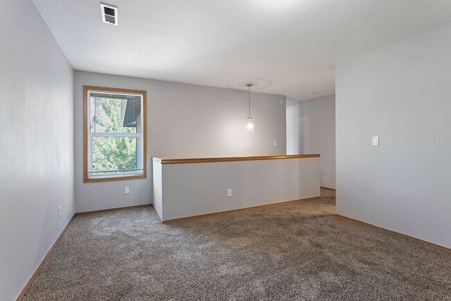 Building Photo - 3 bedroom townhouse with Garage!! Wont las...