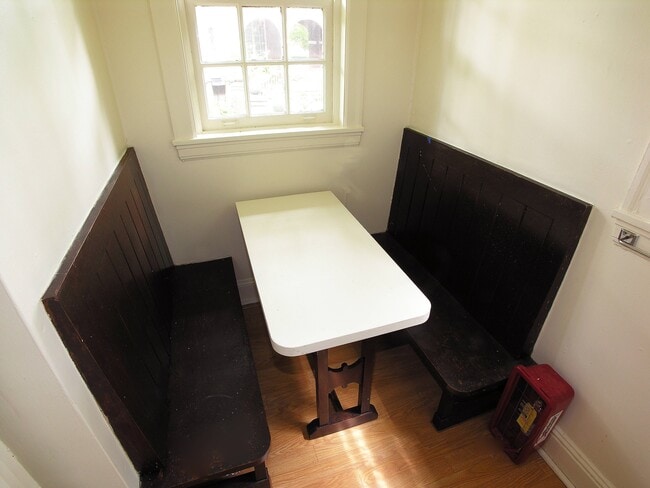 Booth/Ktichen - Wellesley Place