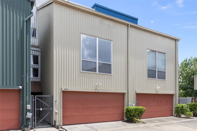 Building Photo - 6935 Yellowstone Way Dr