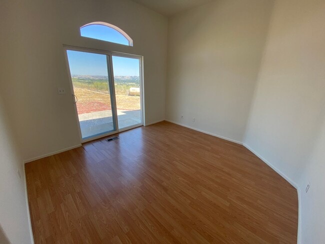 Building Photo - Panoramic Views - 46 West - Hilltop Property