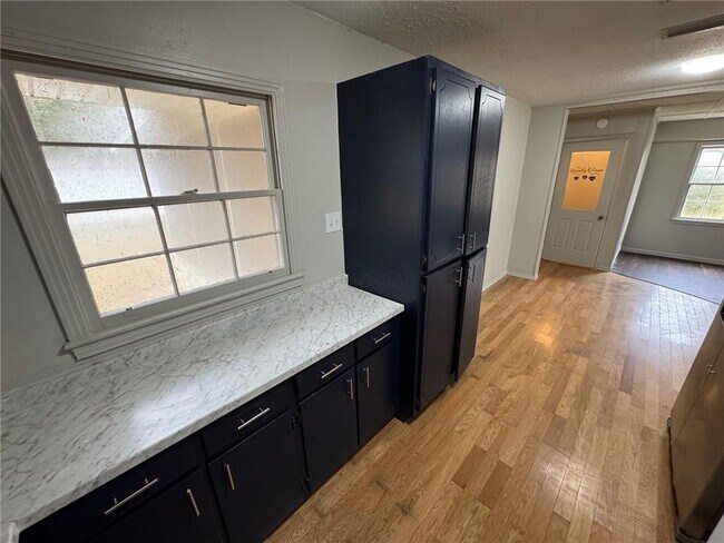 Building Photo - 4734 Clarendon Dr