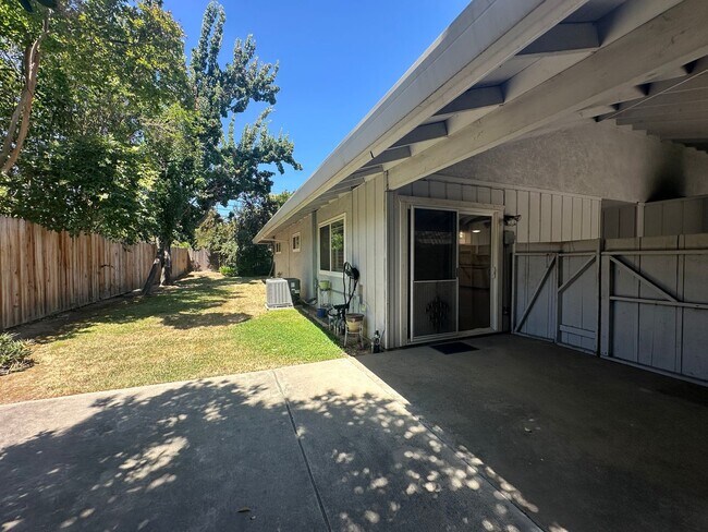 Building Photo - Two Bedroom in Great Location!