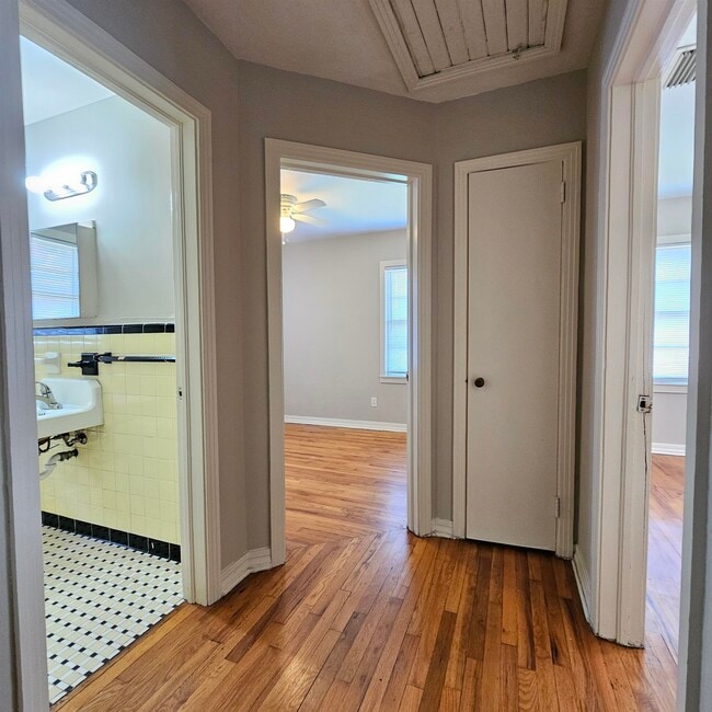 Building Photo - 124 S Franklin Blvd