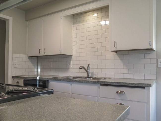 Building Photo - Updated 2 Bedroom Duplex in Salem Availabl...