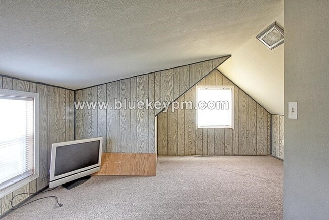 Building Photo - 3 Bed, 1.5 Bath Home with Large Yard and Parking Area in SE Portland