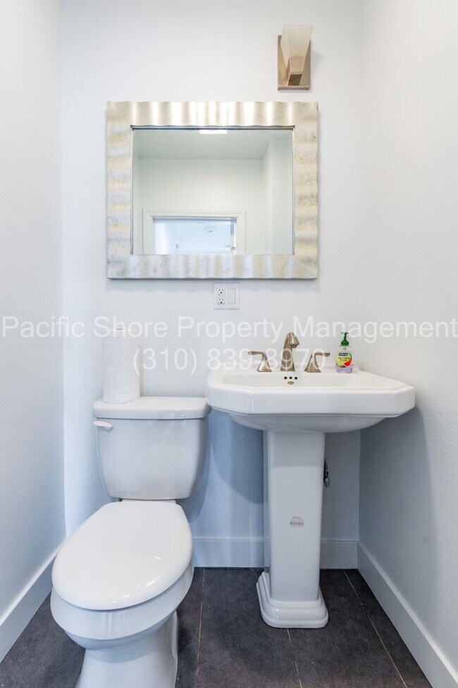 Building Photo - Mullen Duplex