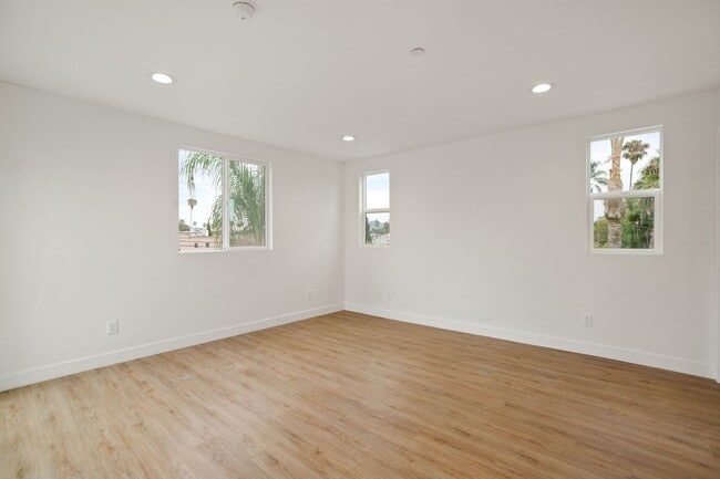 Building Photo - 4232 Rosewood Ave