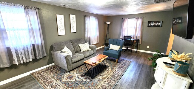 Living room with dining table and dedicated workspace - 1900 North St