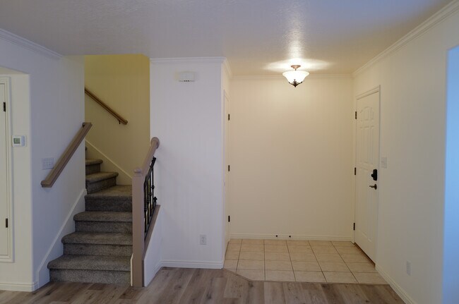 Building Photo - 800 Hamlet Cir S