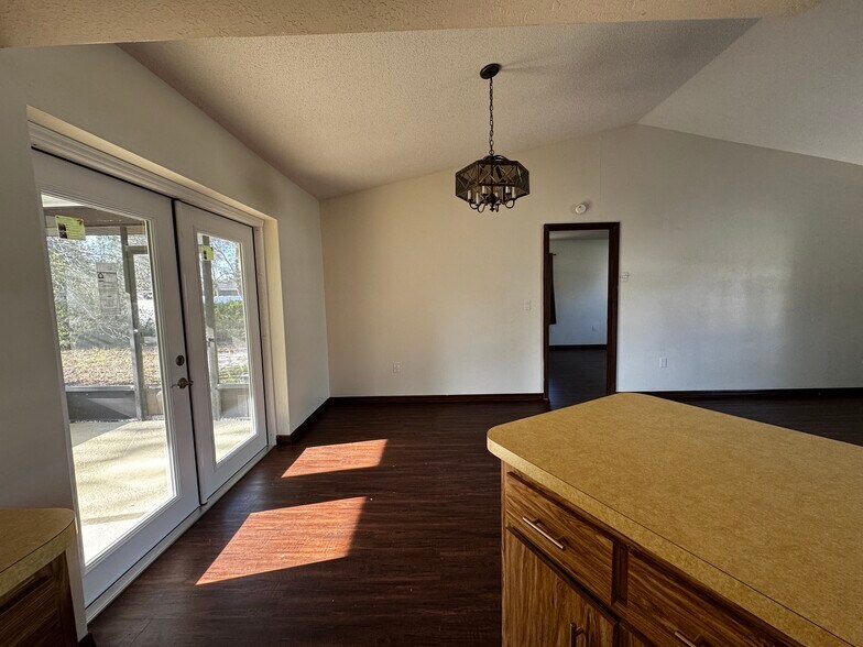 Building Photo - 1065 Altoona Ave