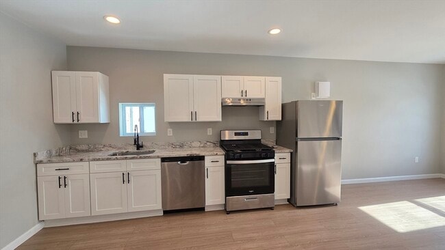 Building Photo - 31 Hicks St