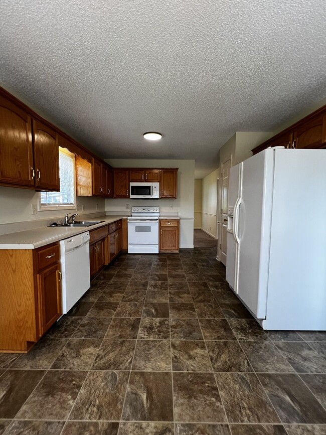 Building Photo - Charming 3 Bed, 2.5 Bath Home in Clarksvil...