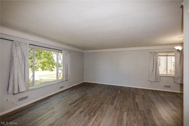 Building Photo - 8221 Pelham Dr