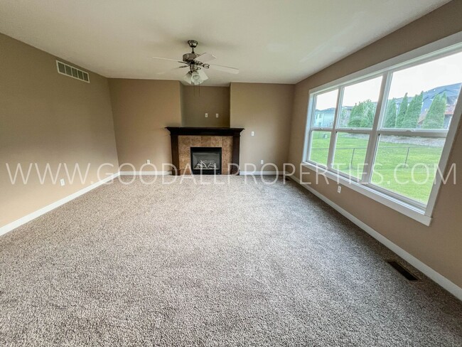 Building Photo - 1903 SE Clover Ridge Dr