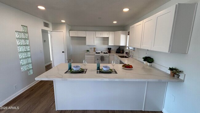 Building Photo - 1000 W Elna Rae St