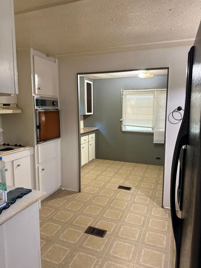 Building Photo - 3 Bedroom on large lot