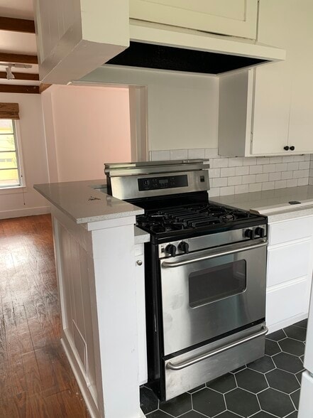 Kitchen - 6310 Greenbriar Dr