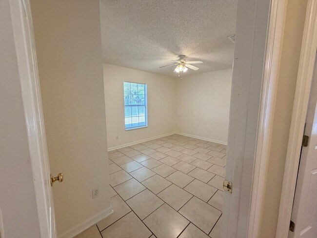 Building Photo - SummerBrooke Home, Plenty of Sunshine, Privacy, & Backyard Space!