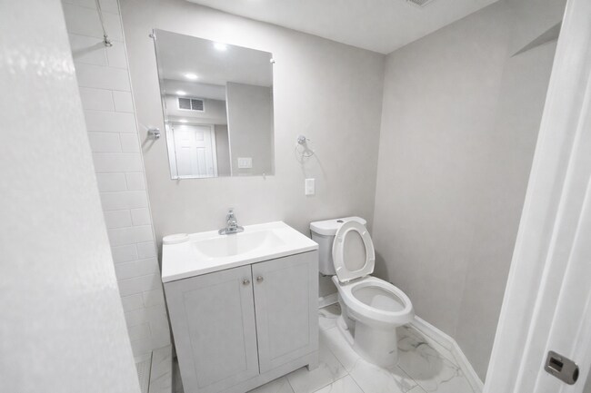 Building Photo - Well-Maintained 4BR Townhome in Prime Baltimore Location