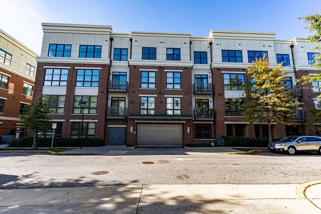 Building Photo - 2 Bed, 2 Bath Condo Bathed in Natural Light