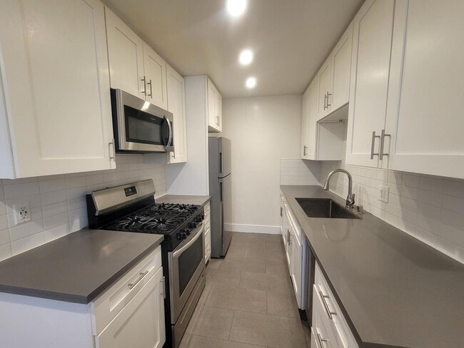 Building Photo - 1841 S. Manhattan Pl