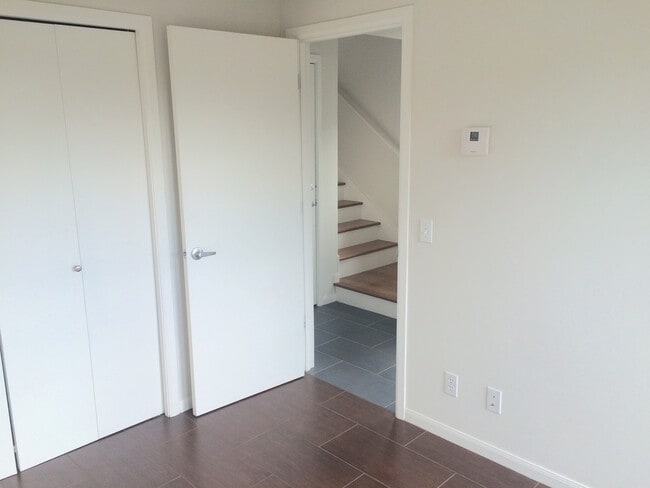 Building Photo - 3-Bedroom Townhome Near Roosevelt Lightrai...