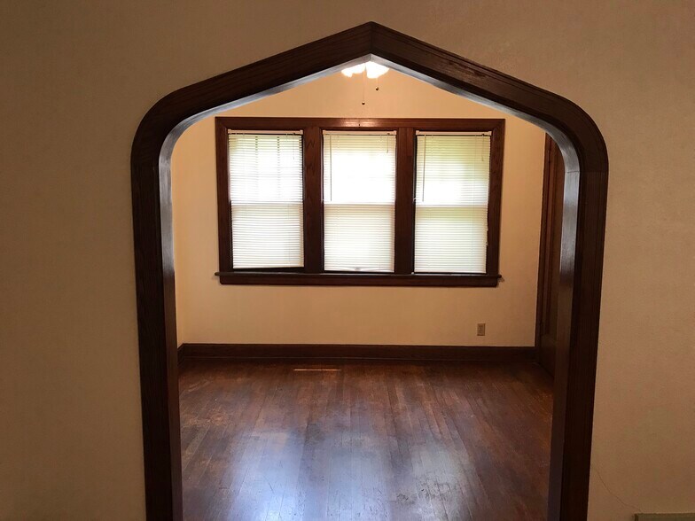 Building Photo - 3626 East 1st Street North