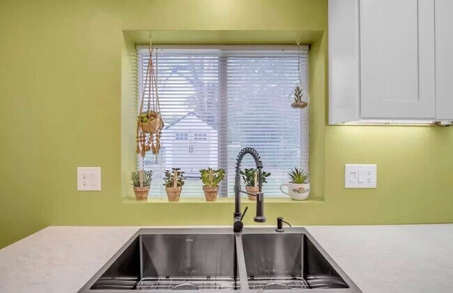 Building Photo - Beautiful 3 Bedroom Home in Quiet Newton Ks