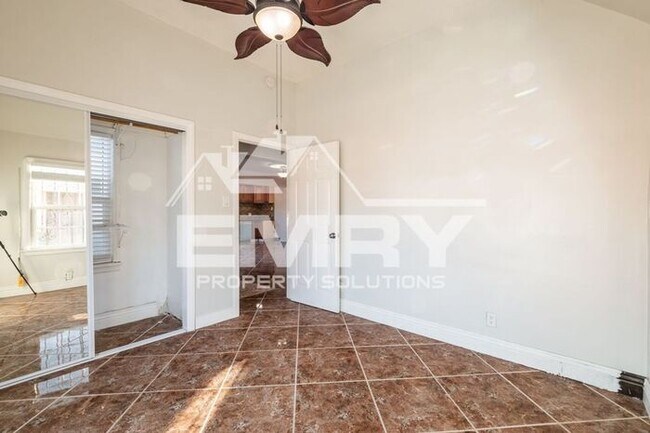 Building Photo - 2 Bed 1 Bath House in Lynwood Parking Incl...