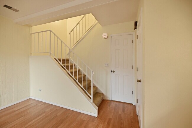 Building Photo - $1,645.95, 2 bed, 1.5 bath, located in Lakewood with Washer and Dryer