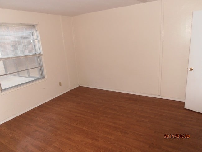 LIVING AREA - Lincoln Villa Apartments