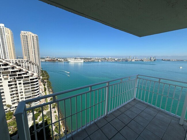 Building Photo - 1010 SW 2nd Ave