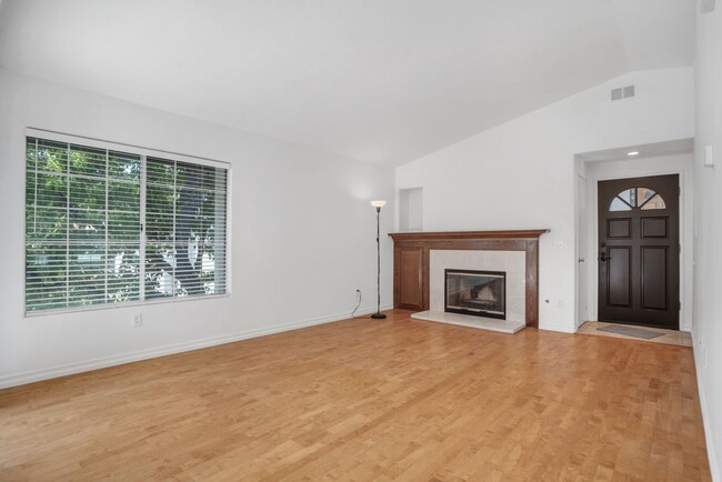 Building Photo - 5532 Las Virgenes Rd