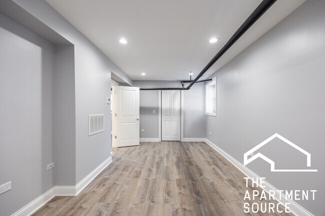 Building Photo - 1224 W Rosemont Ave