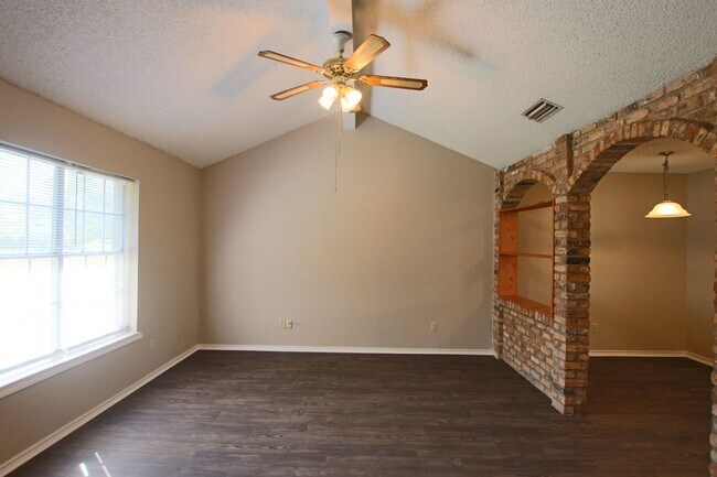 Building Photo - 201 Barbara St