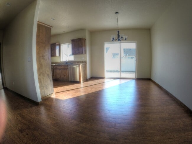 Building Photo - 2 Story in The Landings!