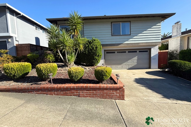 Primary Photo - Bright and Spacious 3BD/3BA Home with Bonu...