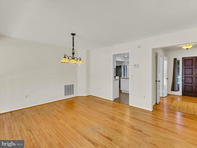 Building Photo - 31 Valerian Ct