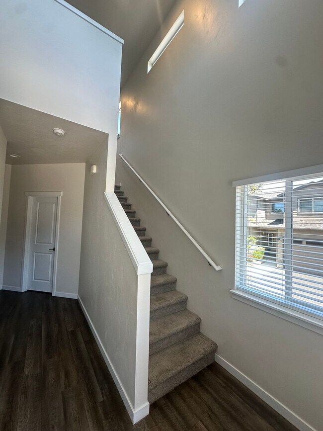 Building Photo - 944 NE Paula Dr