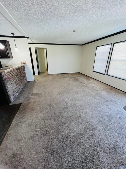Building Photo - 15621 Pine Ridge Dr