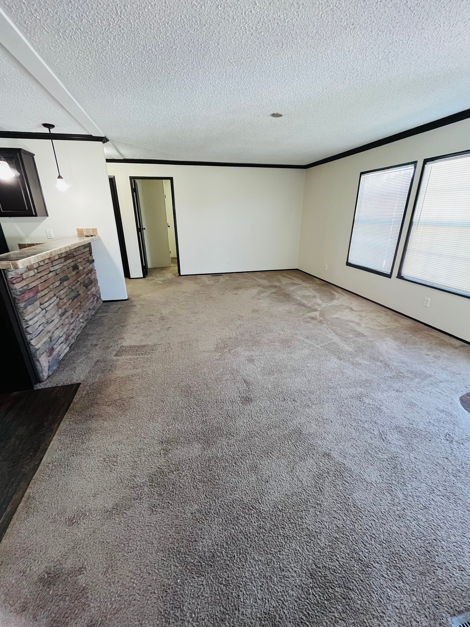 Building Photo - 15621 Pine Ridge Dr