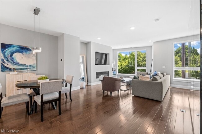 Building Photo - 1240 W 70th St