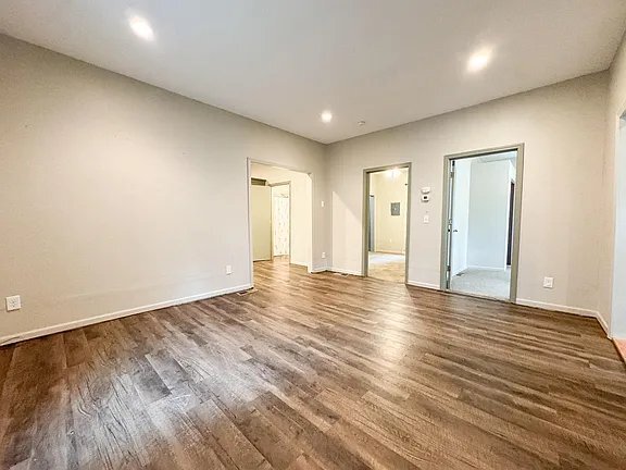Building Photo - 518 W Maple Ave