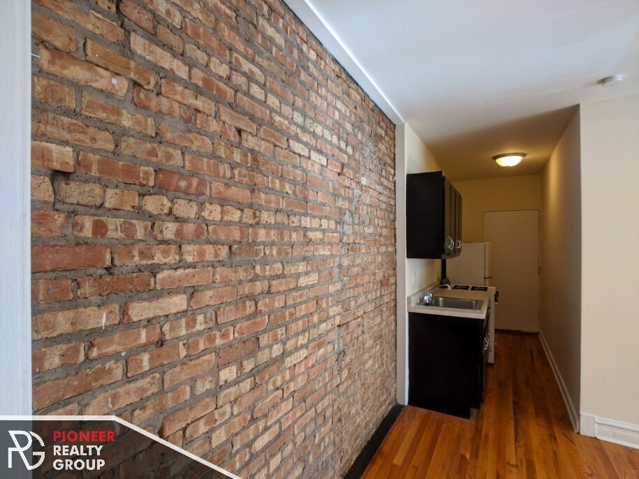 Building Photo - 953 W Cornelia Ave