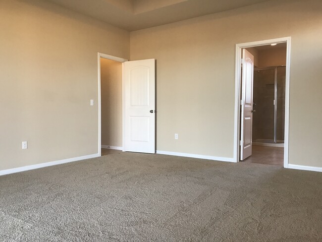 Building Photo - FIVE BEDROOM, THREE BATH 1-STORY HOME