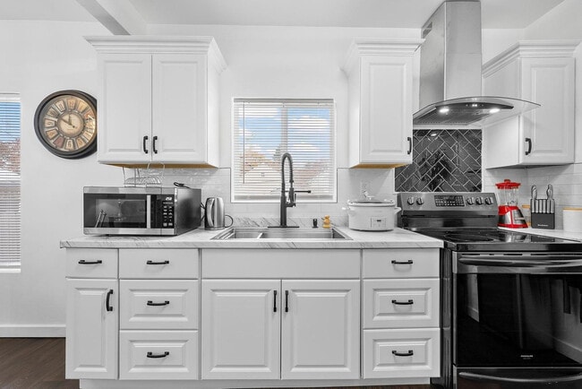 Building Photo - 2009 Sharon St